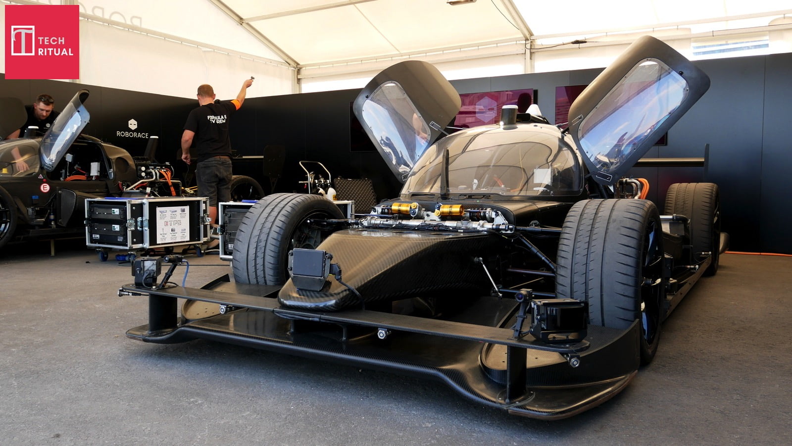 ROBORACE DevBot 香港親眼看，無人駕駛戰車感覺就像小時候玩的四驅車