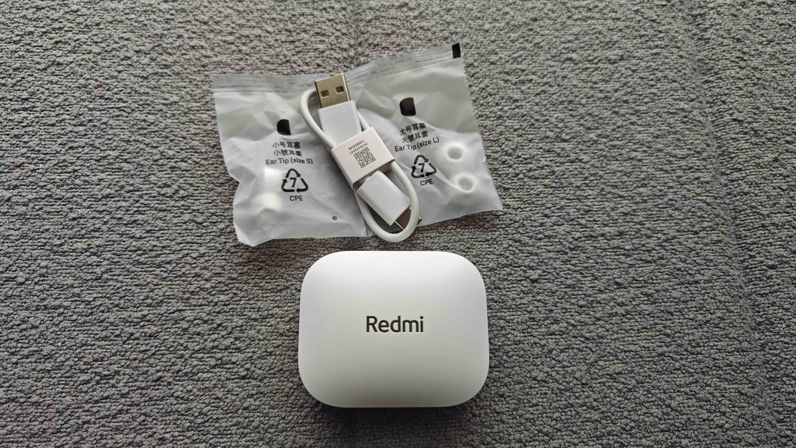 盒內配件:充電盒、USB-C 線同兩對替換耳膠