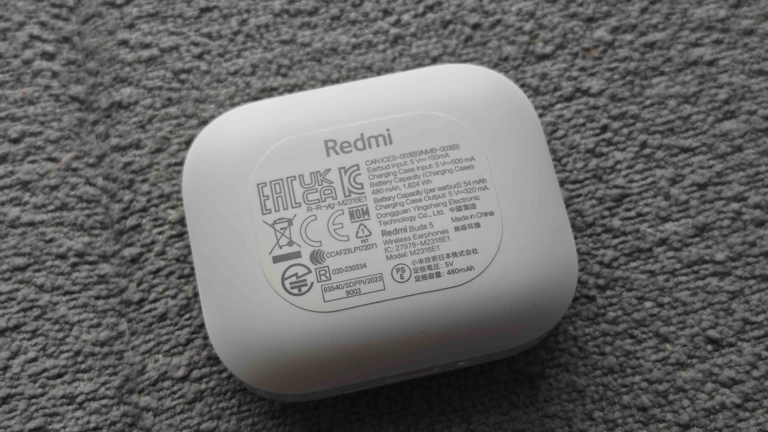充電盒底部嘅規格標籤