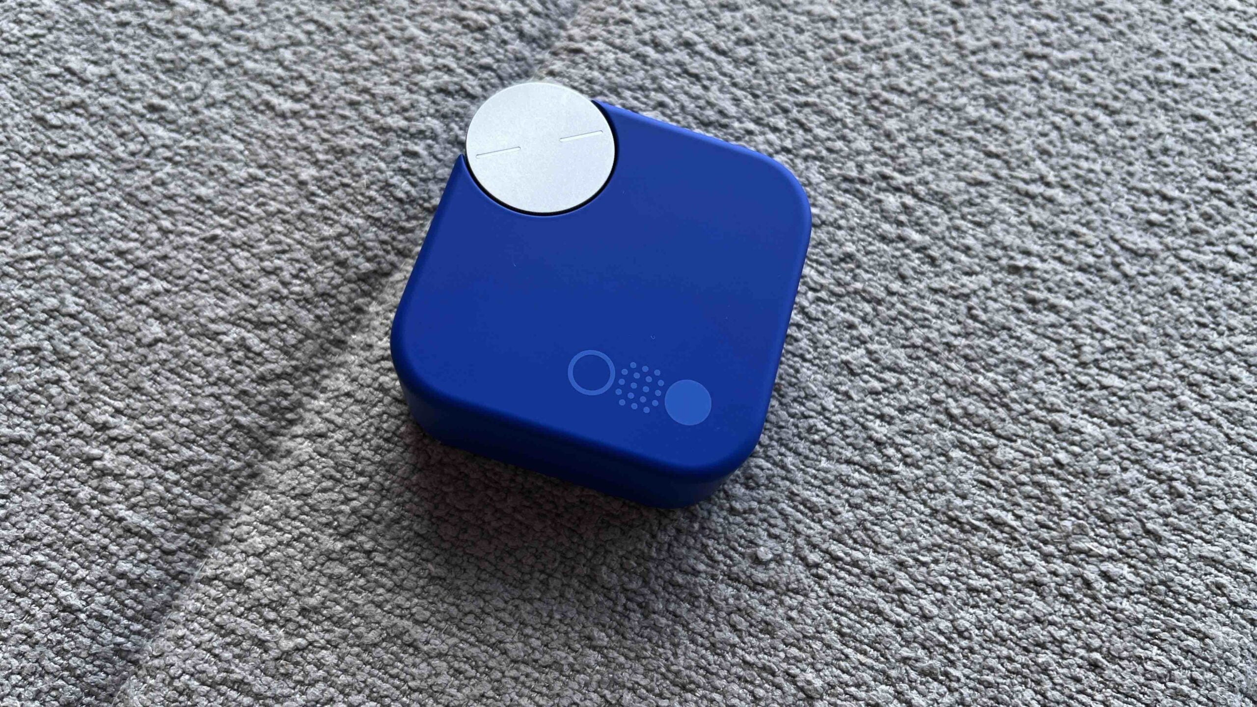 藍色充電盒,角落一粒銀色金屬旋轉圈