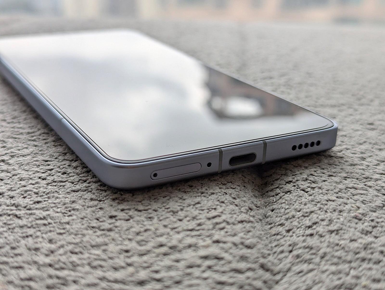 14T Pro:機底:USB-C、立體聲、SIM 槽