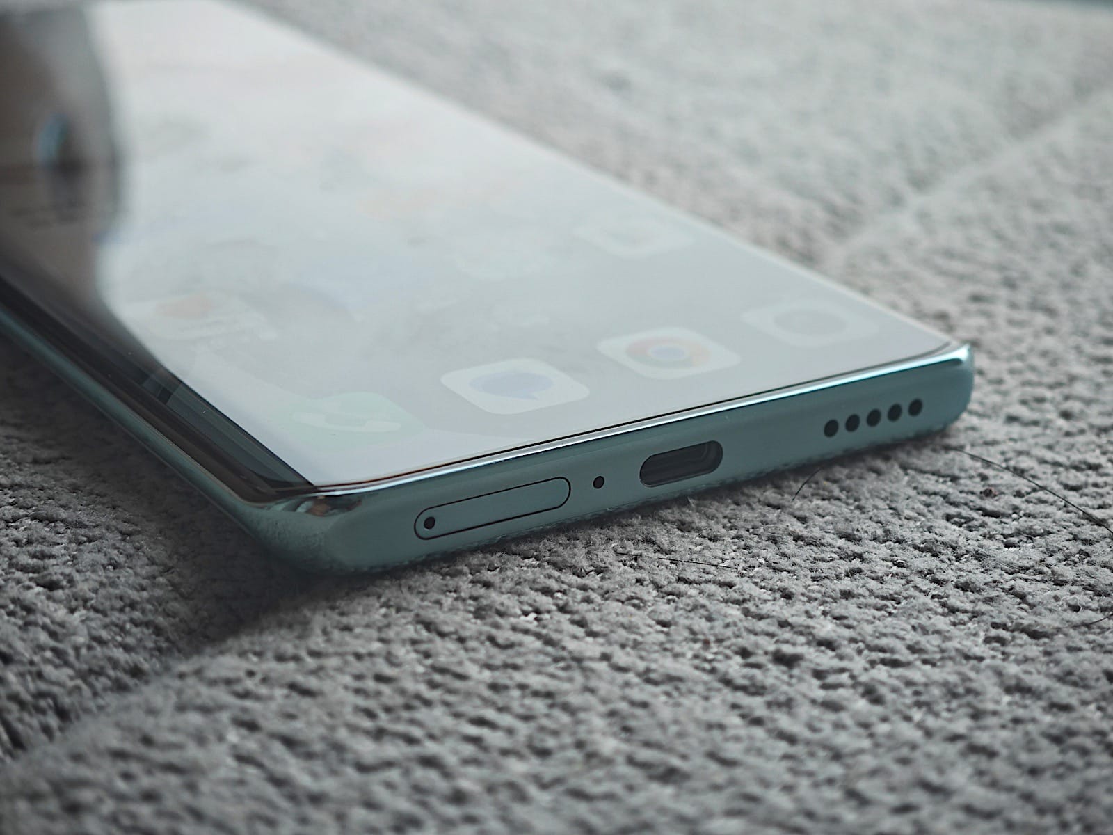 X9c:機底:USB-C、SIMスロット