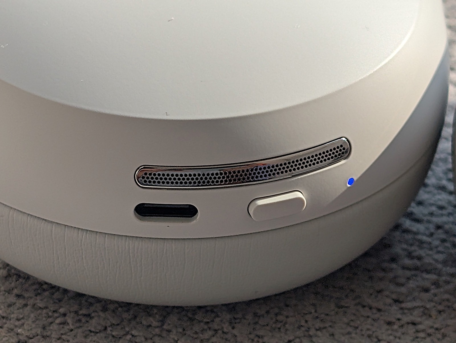 左耳罩底部:USB-C 口、電源掣同麥克風開孔