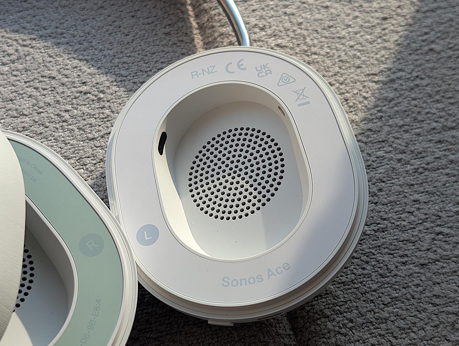 除低耳墊見到 L 標記、Sonos Ace 字樣同單元出音網