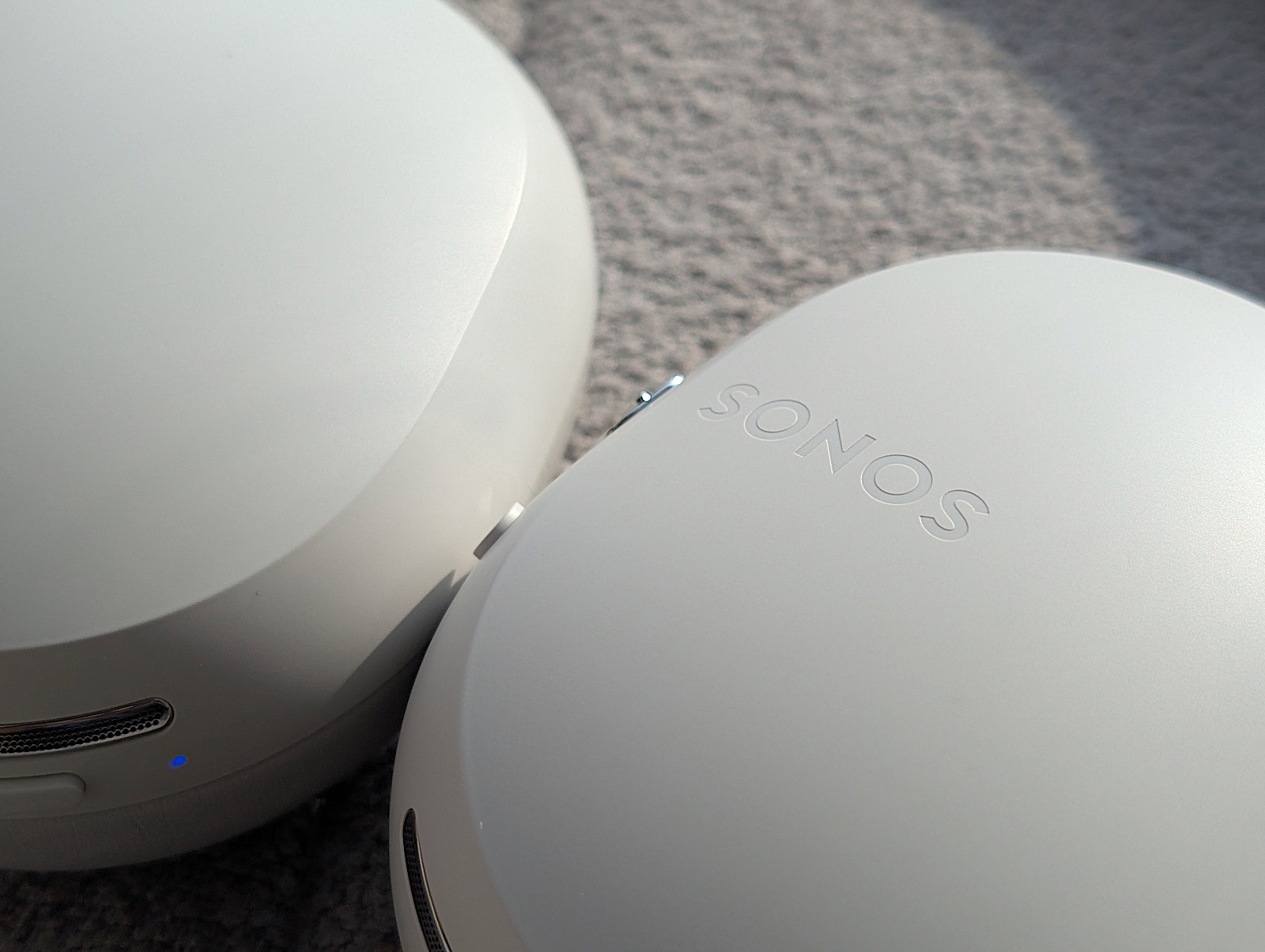 耳罩外殼印住 SONOS,開機時亮藍燈