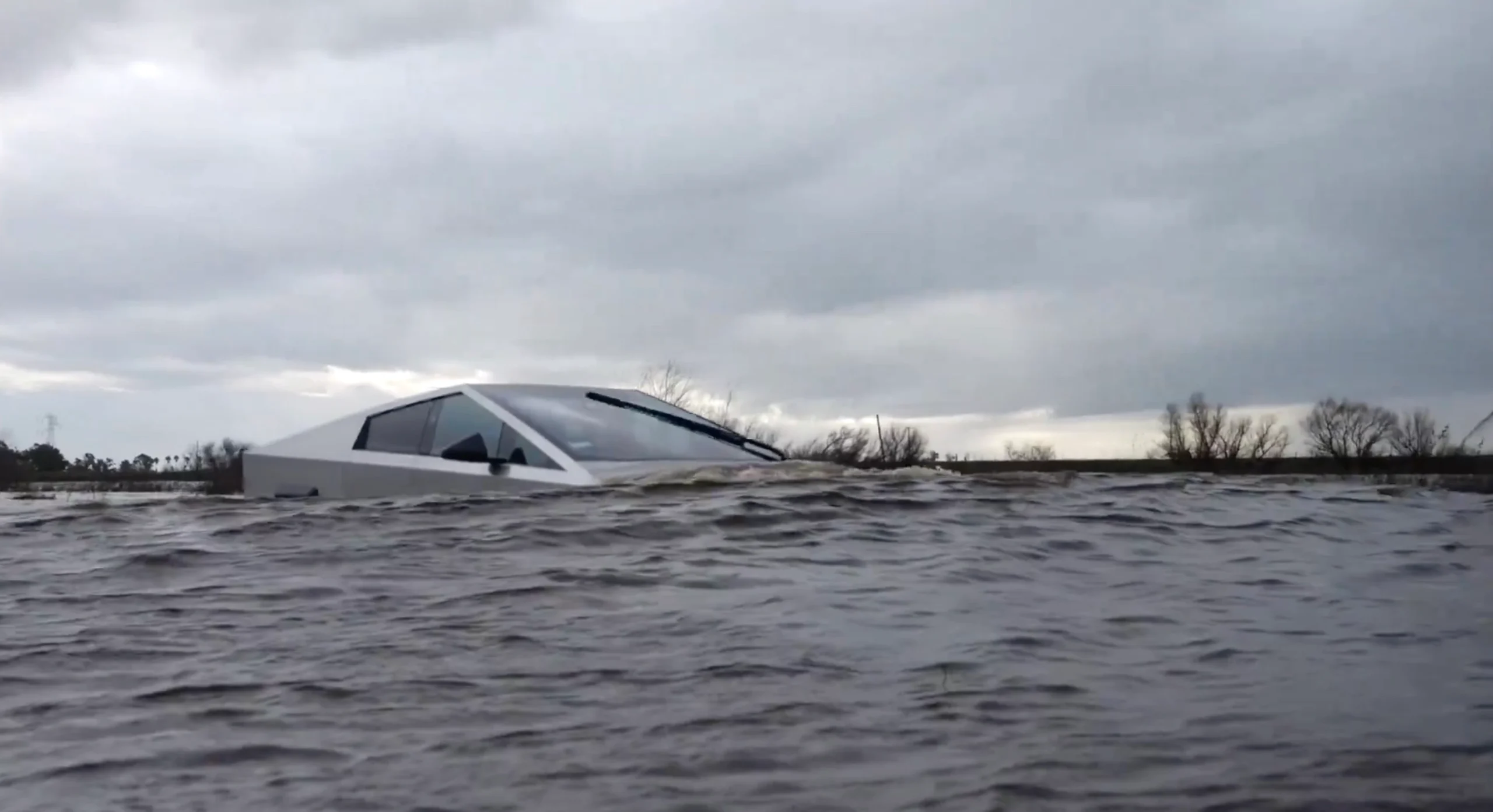 Tesla 的 Cybertruck 水上性能及未來「Boat Mode」構想更新