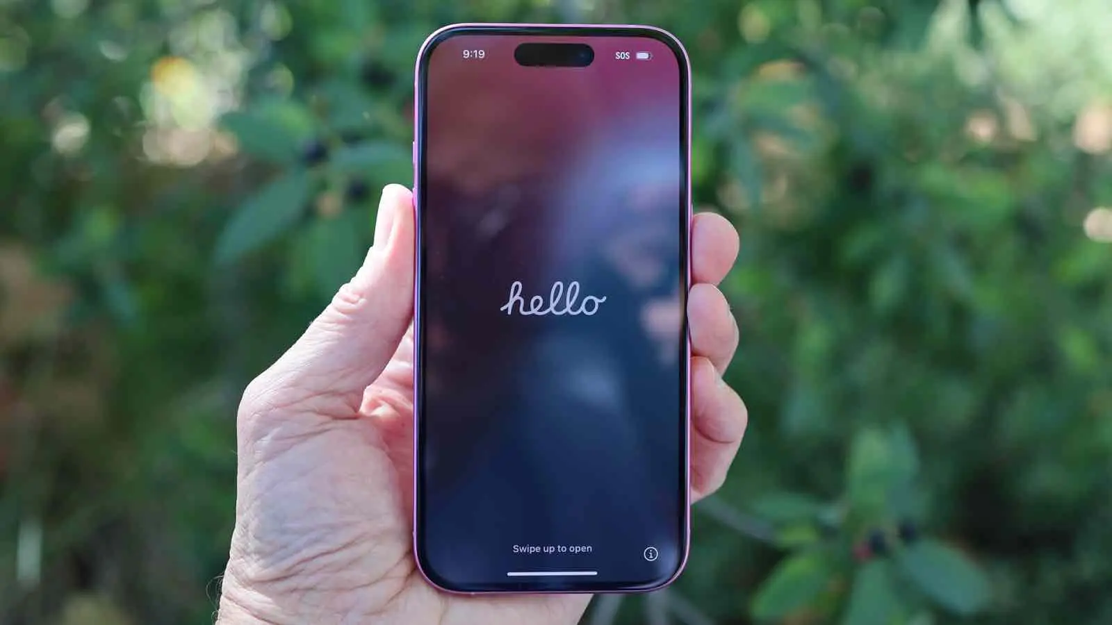 iPhone 17 Air 假機型流出，顯示其可能的纖薄設計與 iPhone 17 Pro Max 的對比