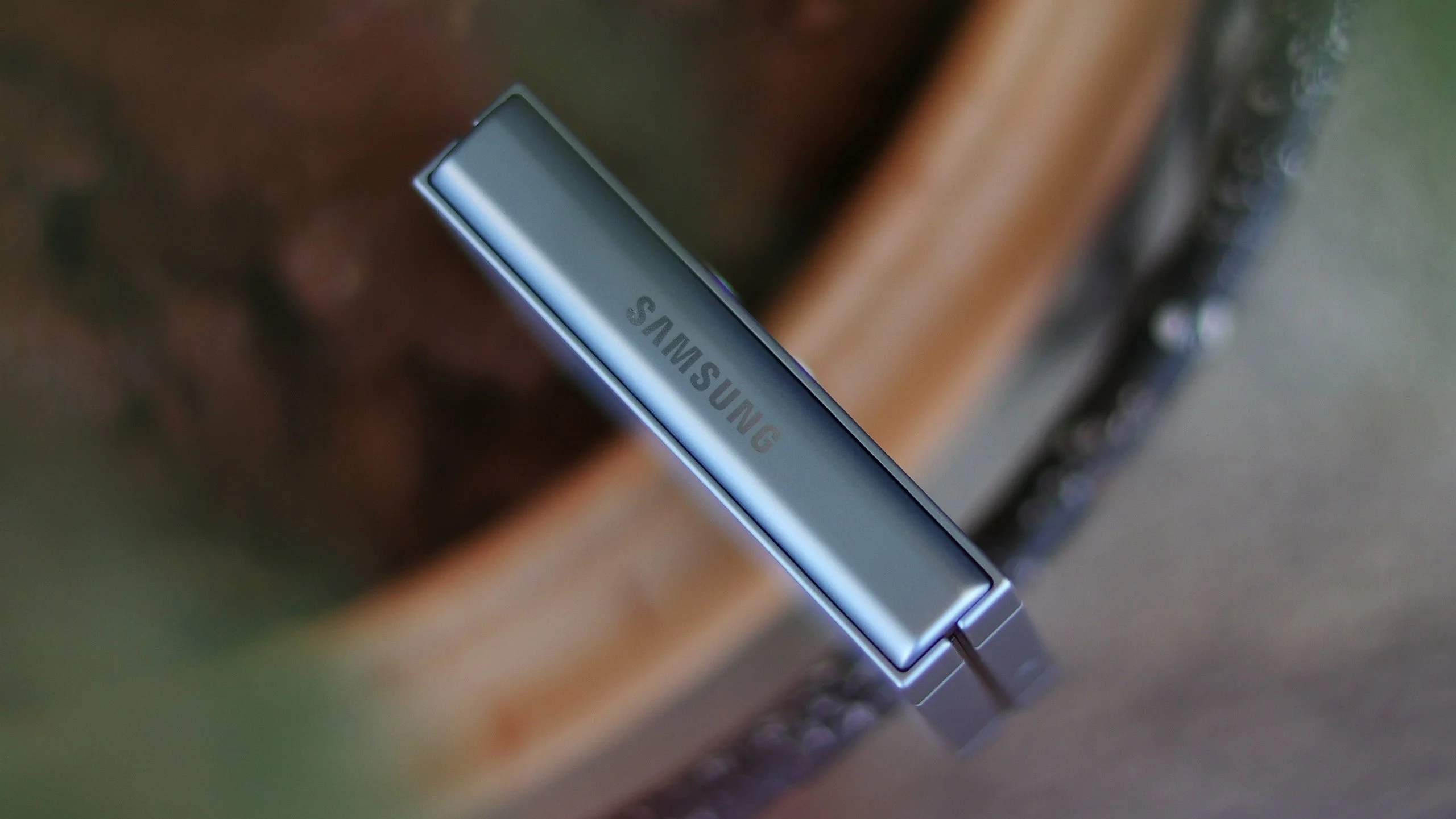 Samsung Galaxy Z Flip 7 FE 重量輕巧，或將於夏季發佈