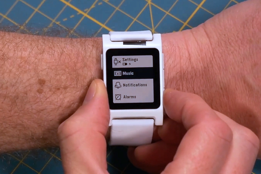 「Pebble 創始人展示新款智能手錶 Core 2 Duo」