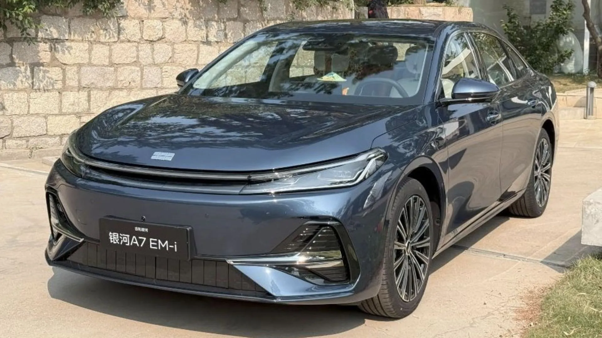 吉利 Galaxy A7 EM-i 插電混合動力車具備 1,305 英里續航及 47% 熱效率