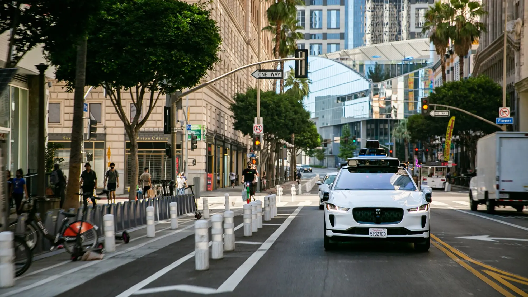 LAPD 要求 Waymo 暫停服務以應對自駕車被縱火事件