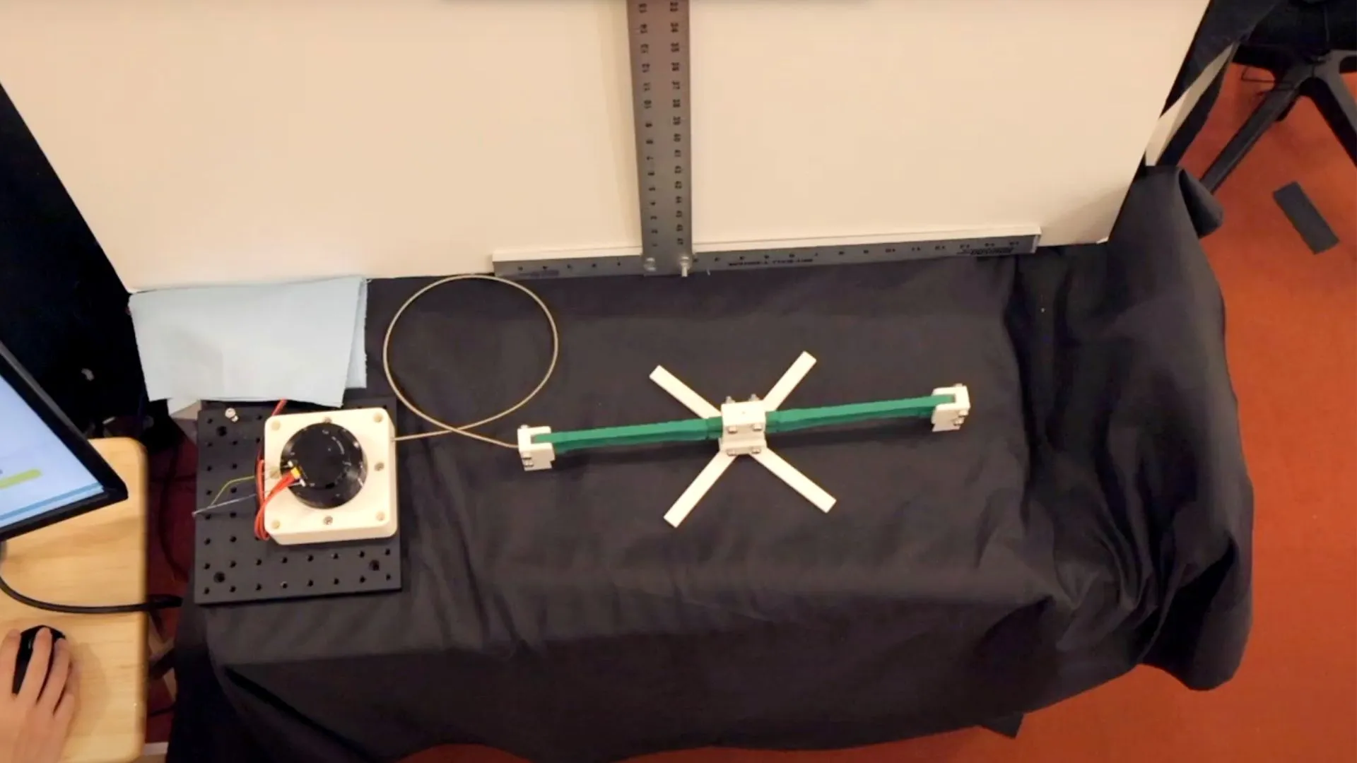 MIT 利用生成式 AI 設計出性能超越人類設計的跳躍機器人