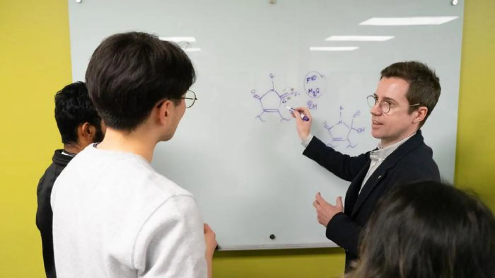 可見光促進化石燃料轉化為工業化學品的新方法