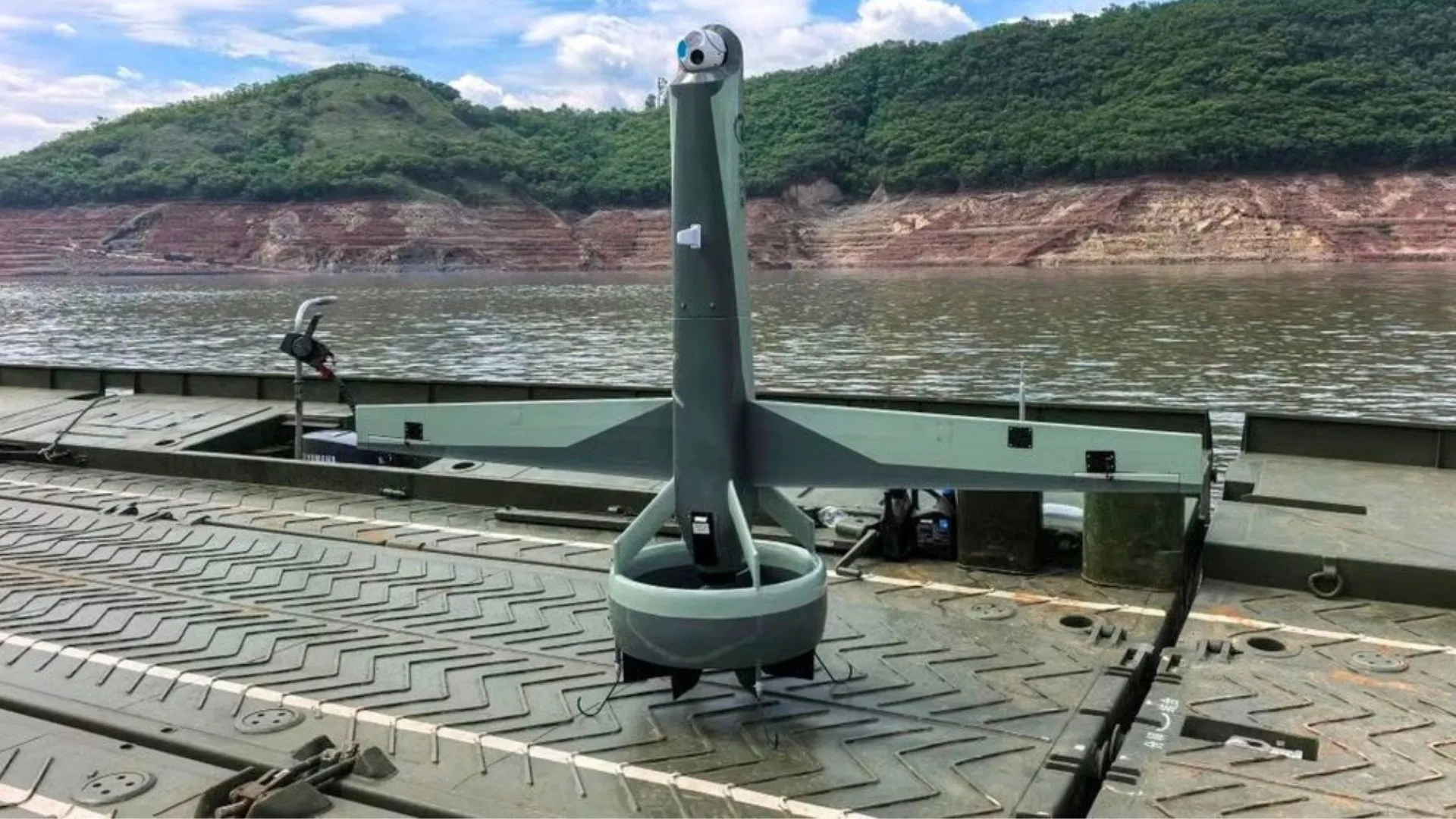 中國展示新型垂直起降無人機於災難救援演習中