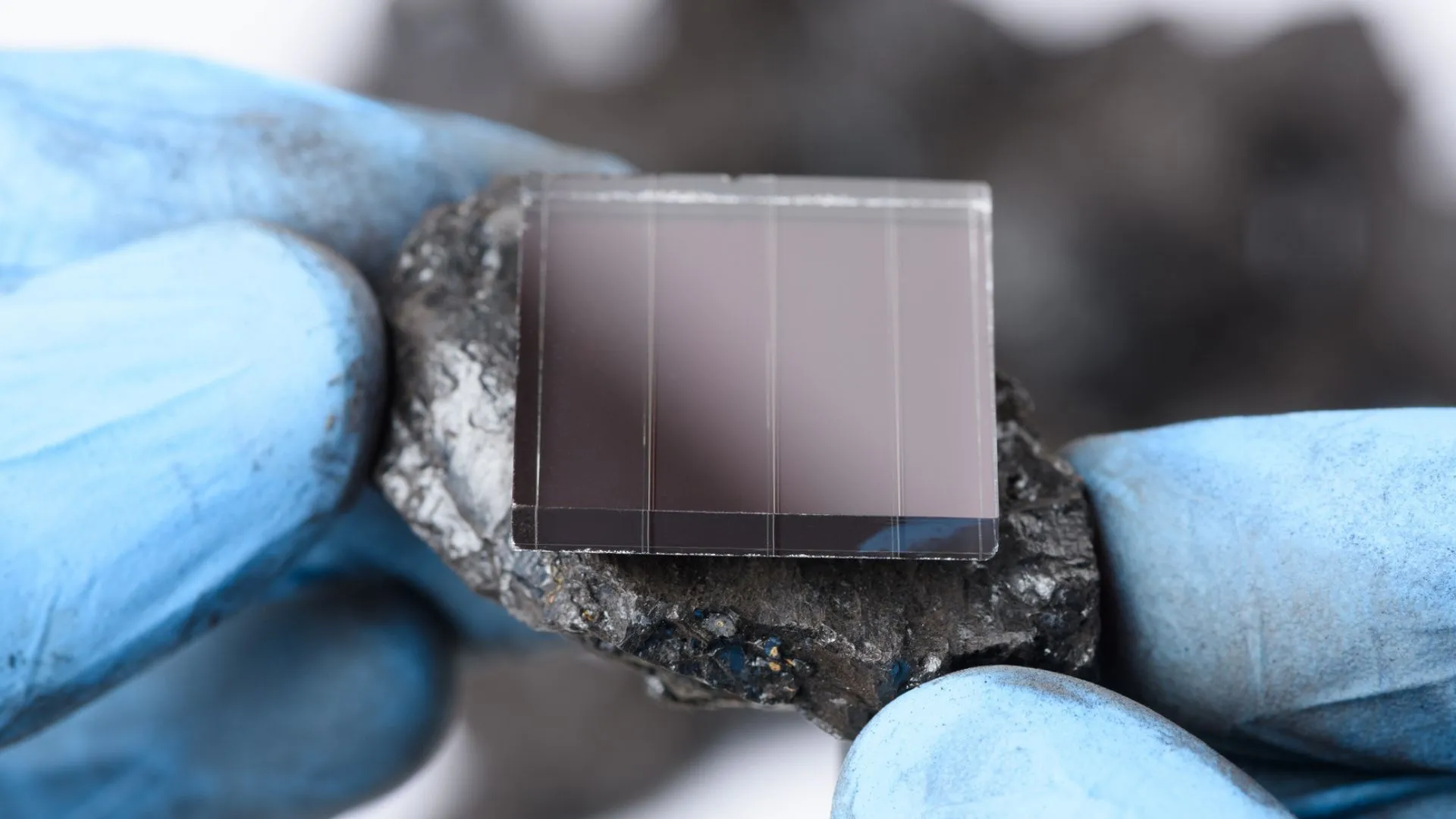 Longi 發佈新型 34.58% 效率的鈣鈦礦-硅雙接面太陽能電池