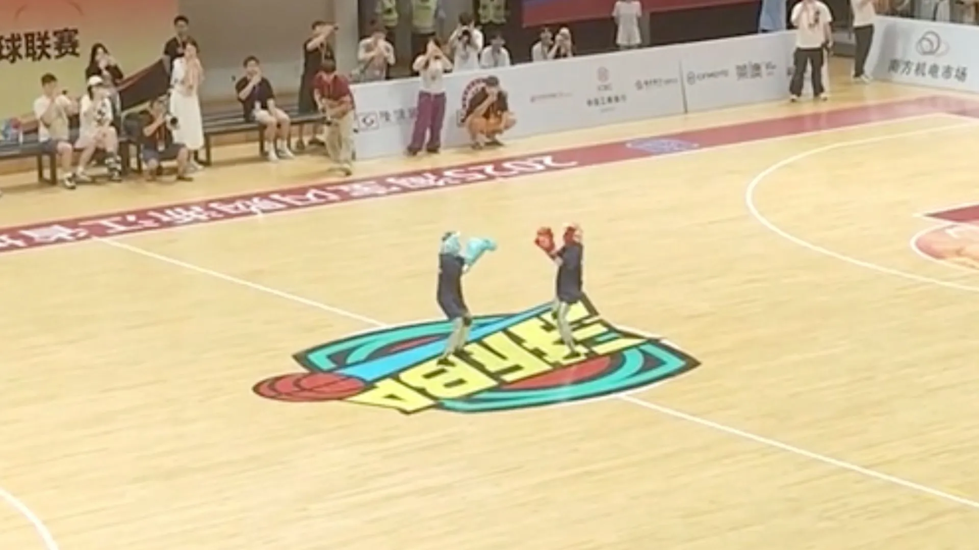 中國機器人幽默瞬間：人形機器人比賽中摔倒引發觀眾笑聲