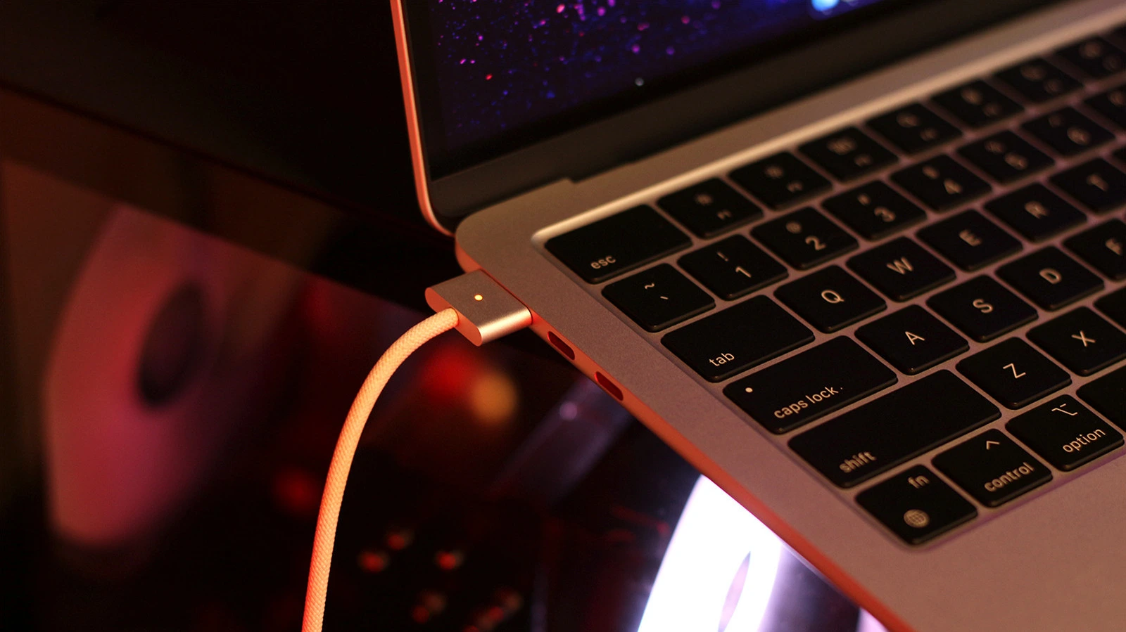 「選擇充電方式：MagSafe 還是 USB-C？」