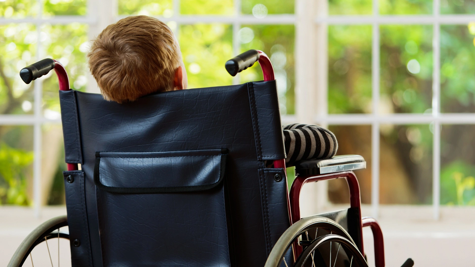 8歲癱瘓男孩接受新療法後重獲行走能力