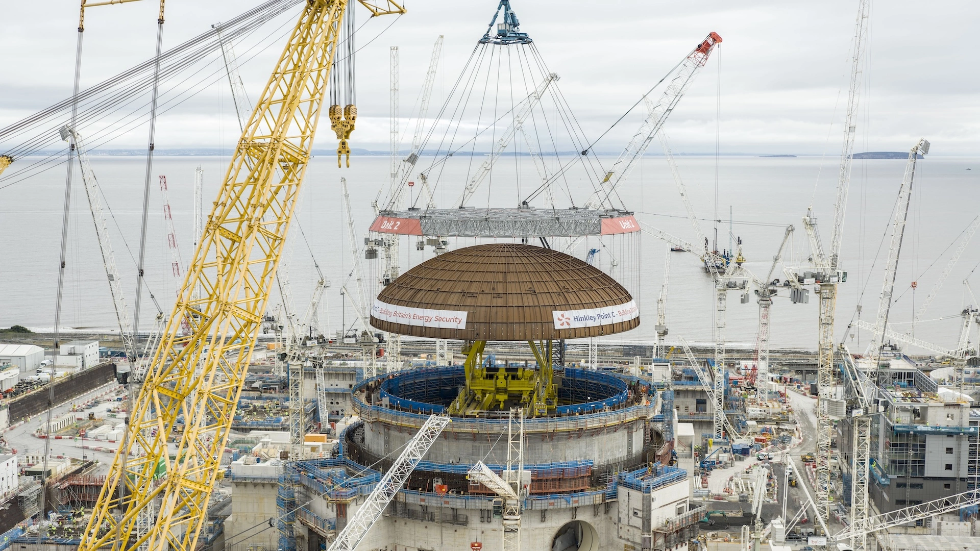 全球最大建築起重機成功安裝245噸核反應堆圓頂於英國新核電廠