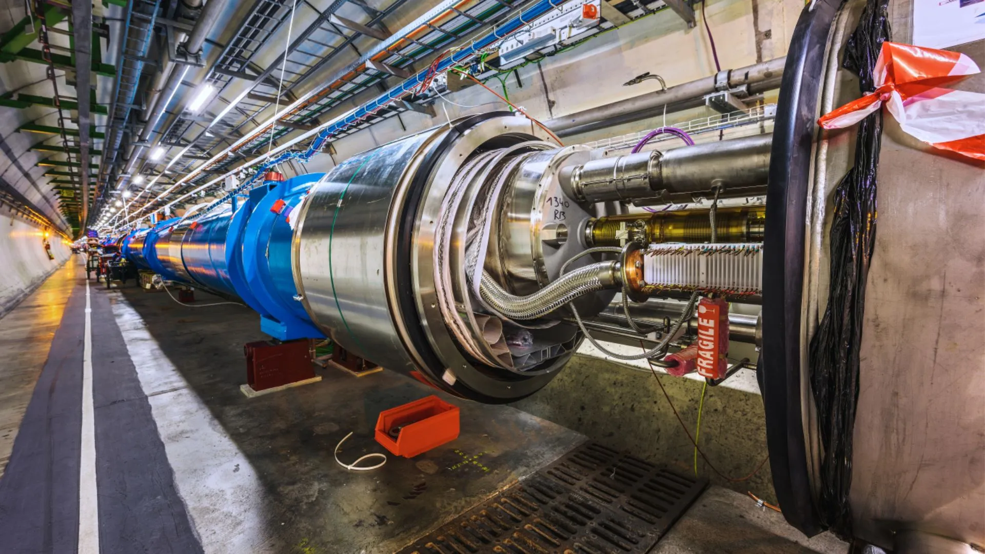 CERN 大型強子對撞機首次觀察到重子中的基本不對稱性