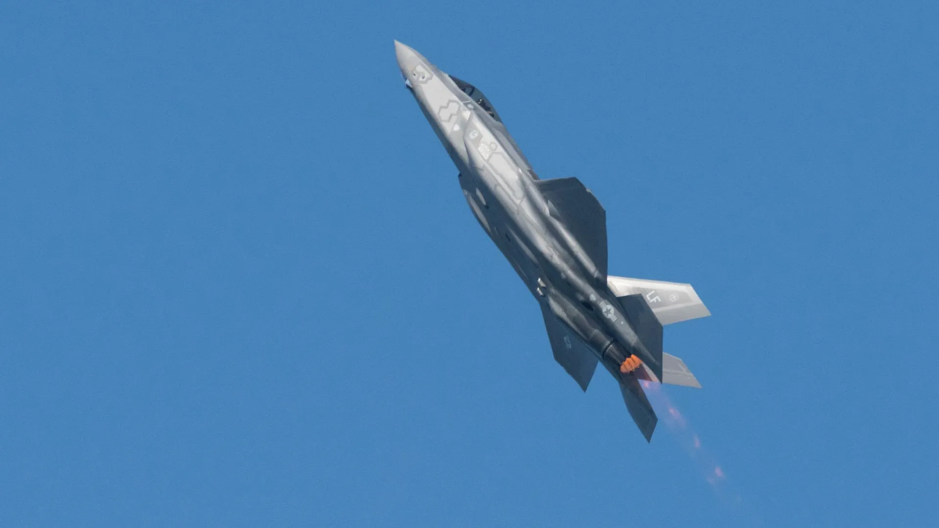 F-35 隱形戰鬥機於美國海軍基地附近墜毀，飛行員安全彈射逃生