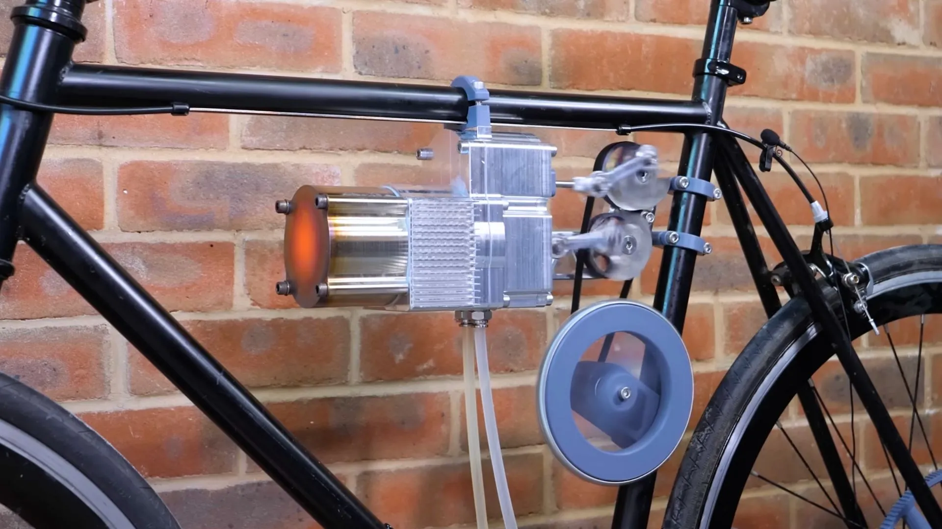 YouTuber 利用 200 年歷史的熱引擎技術為自行車供電