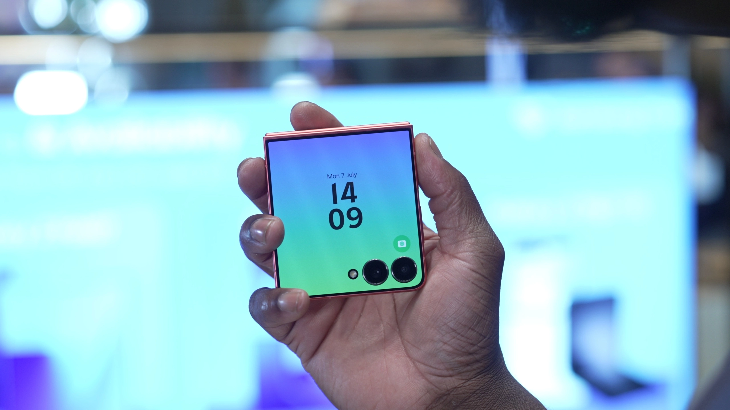 Samsung Galaxy Z Flip 7 的封面螢幕升級改善使用體驗
