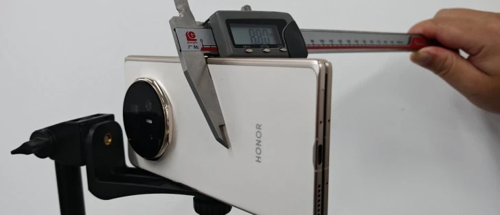 Honor 針對 Magic V5 厚度爭議提供照片證據