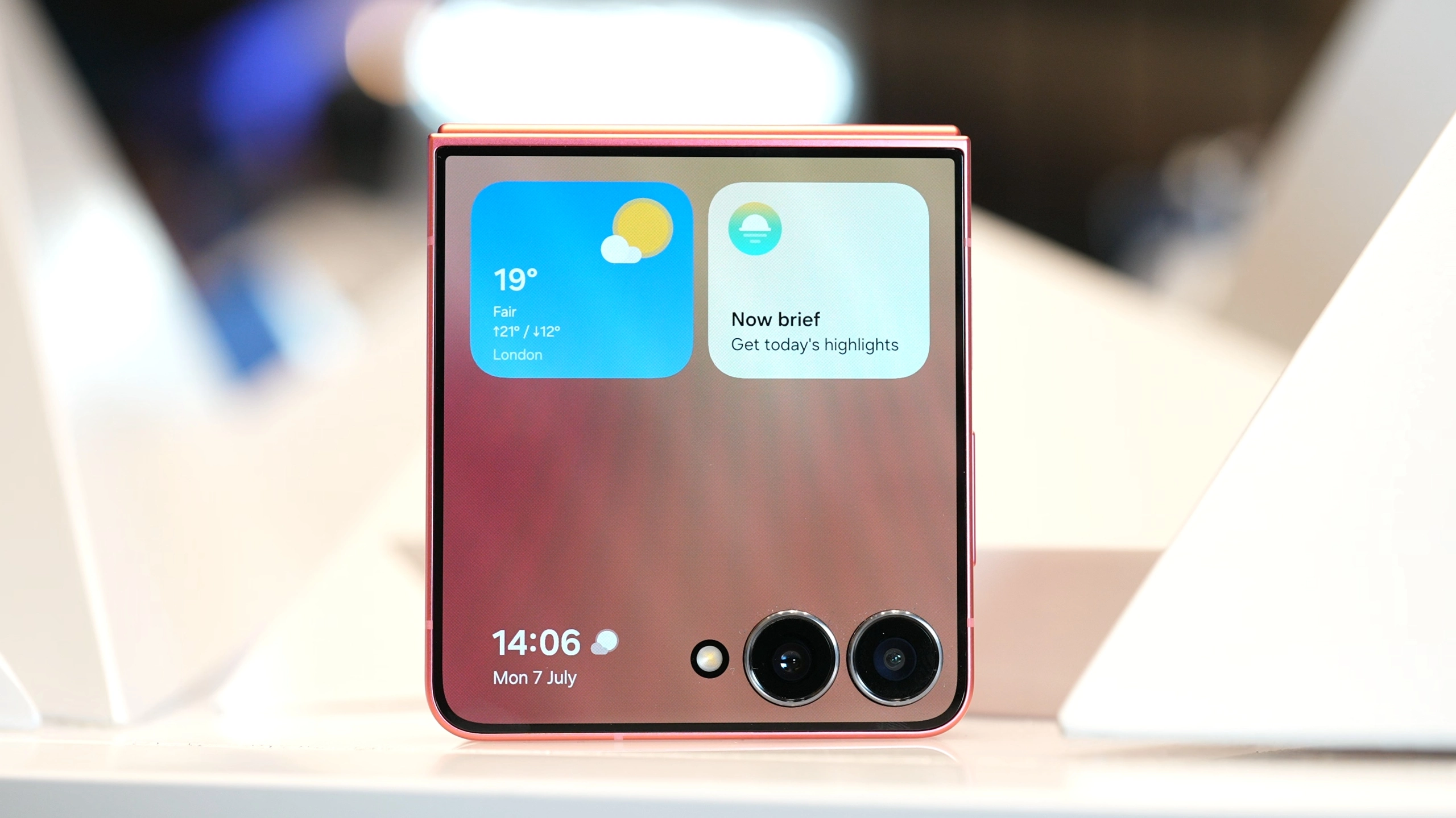 Galaxy Z Flip 7：全新外屏提升使用體驗