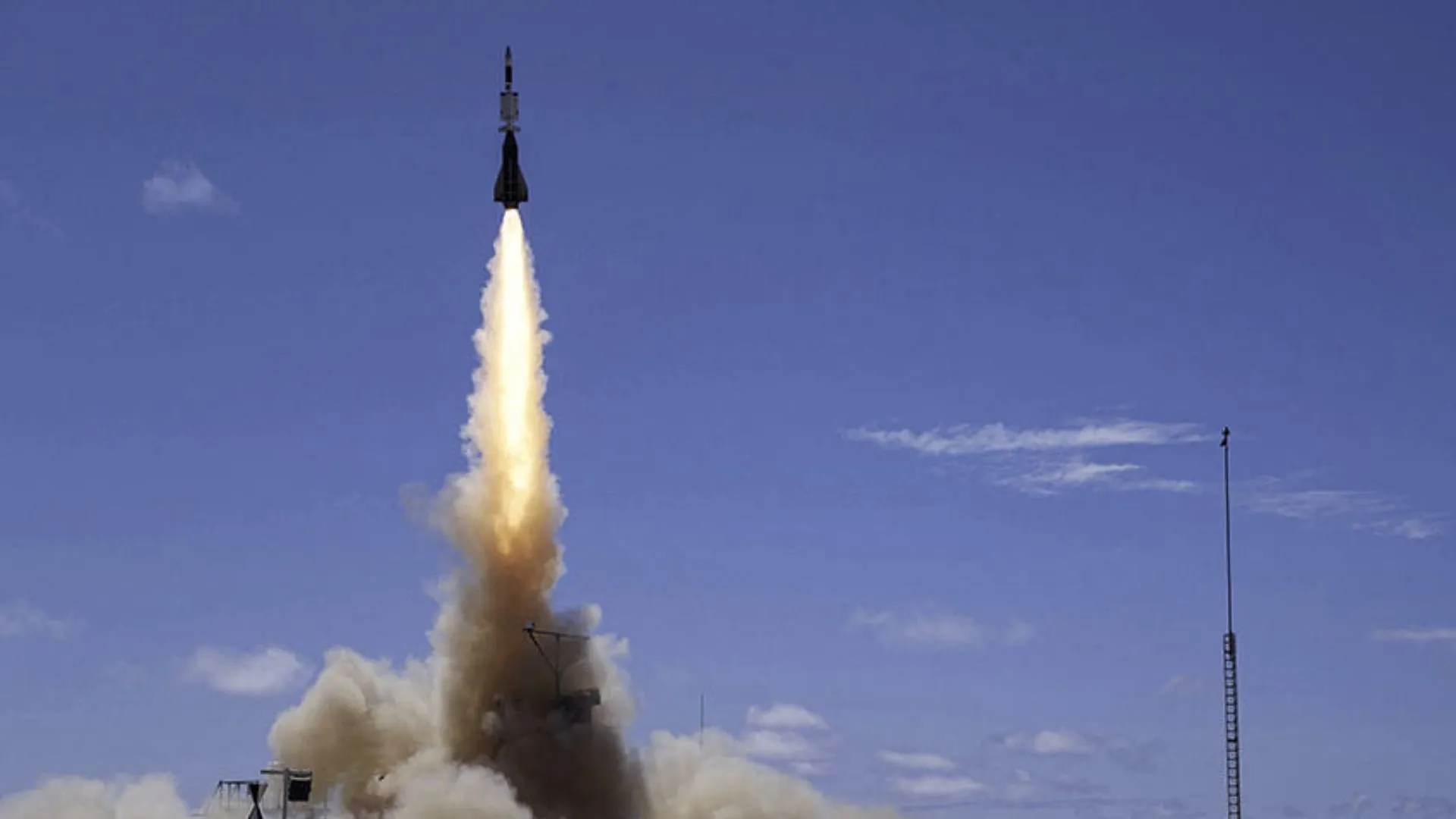 測試可擊中隱形飛機及彈道威脅的 990 磅導彈