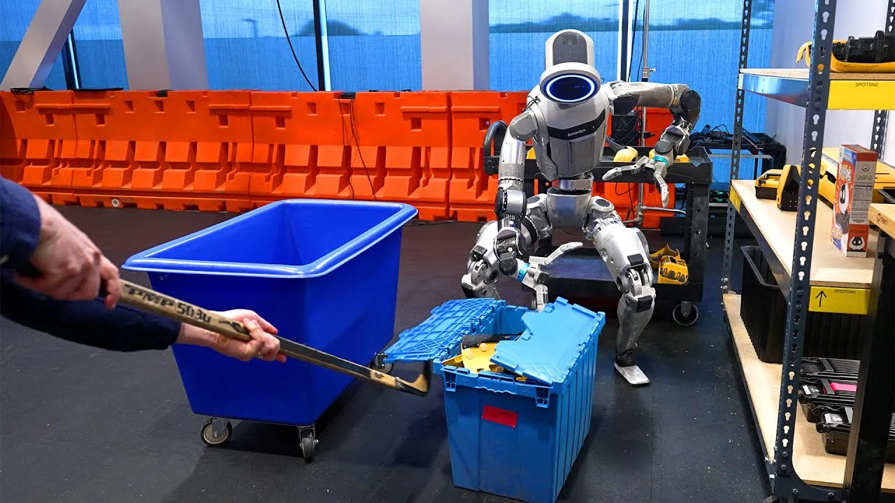 Boston Dynamics 的人形機械人優雅應對煩人的同事