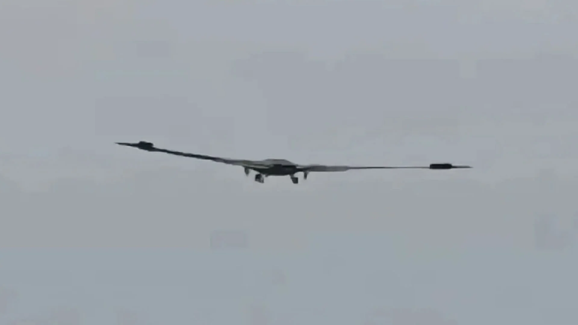 中國新型隱形無人機與 B-2 對比規模亮相