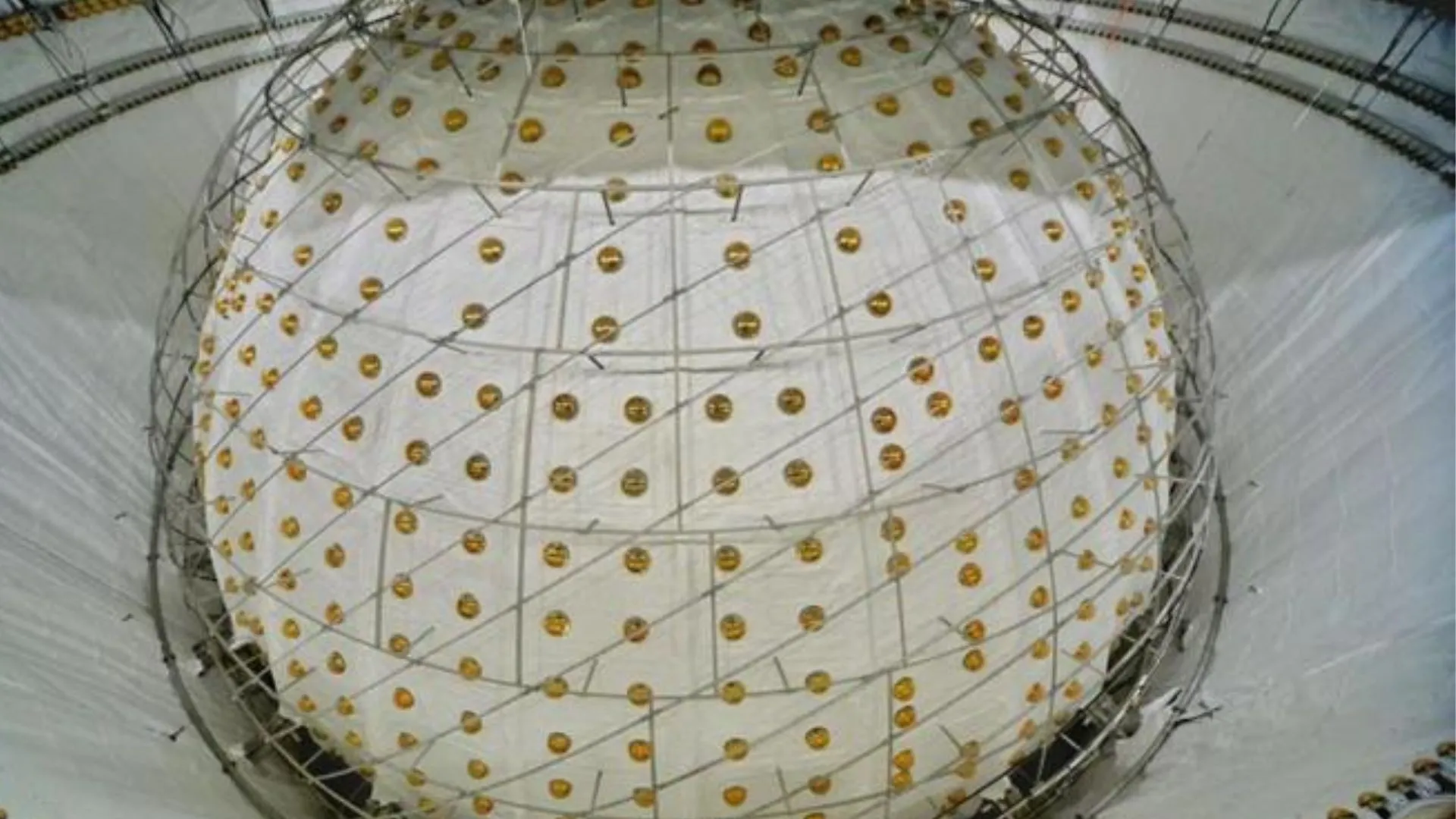 China 的地下 neutrino 實驗室 JUNO 開始尋找幽靈粒子