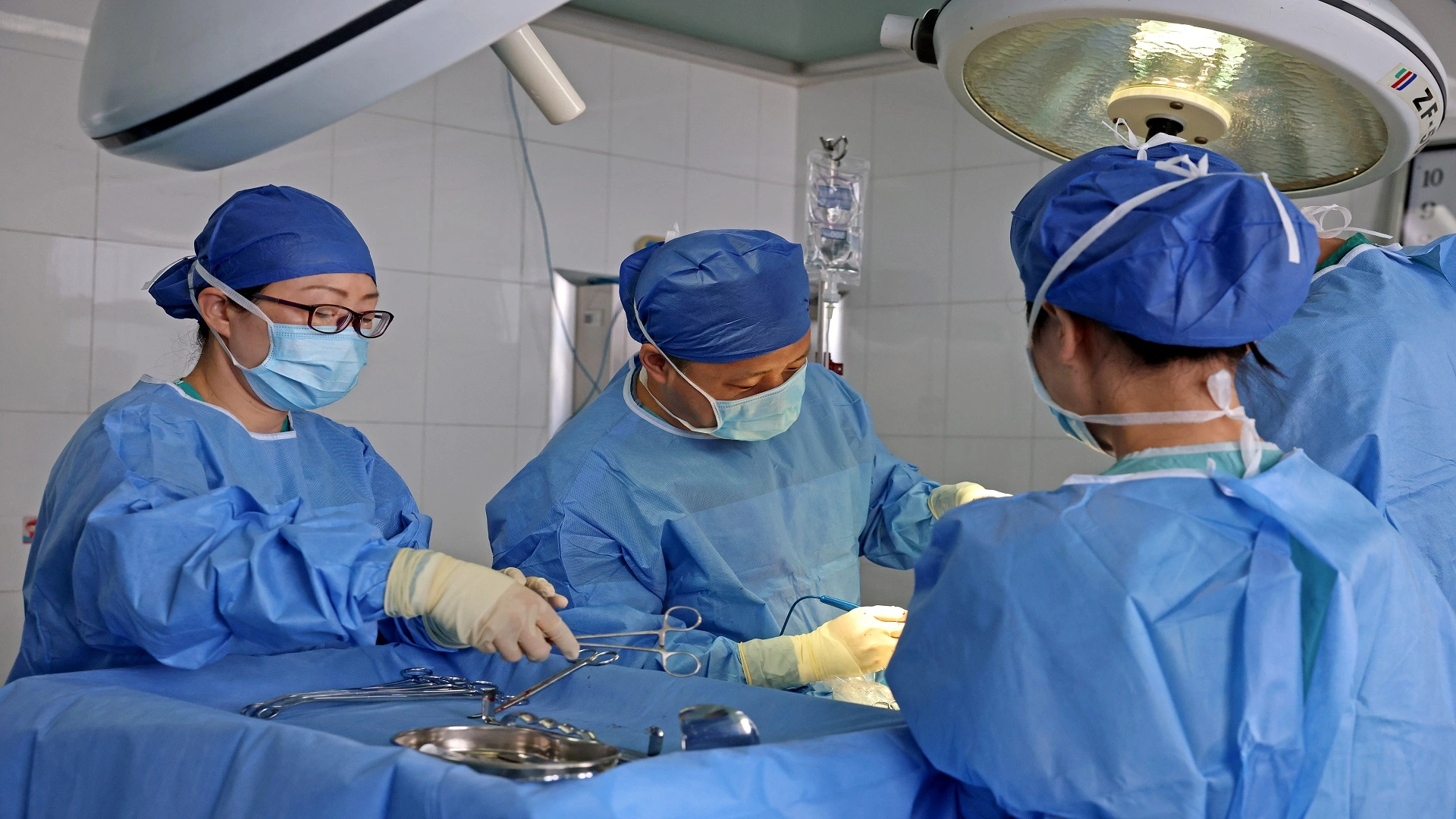 中國醫生成功搶救一名遭機械手臂意外幾乎斷頭的男性