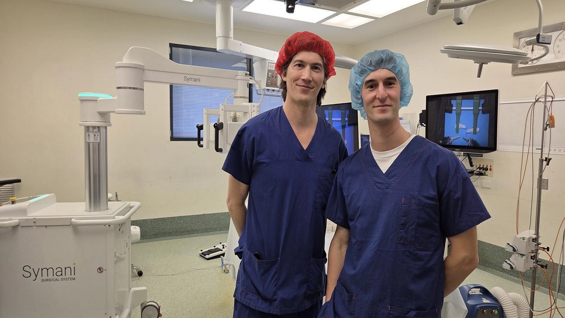 悉尼手術中雙機器人協作切除喉部腫瘤，保留言語功能