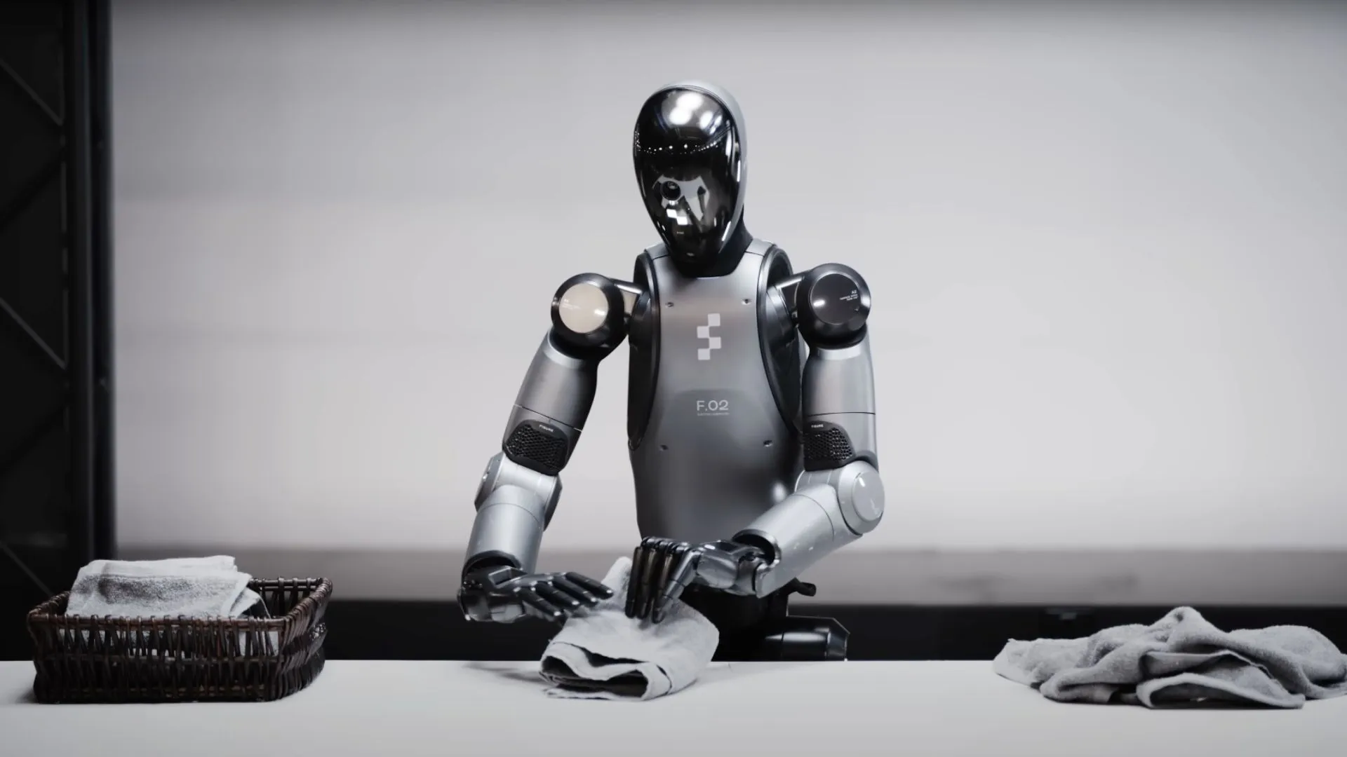 智能機器人利用 Helix AI 大腦輕鬆摺衣服