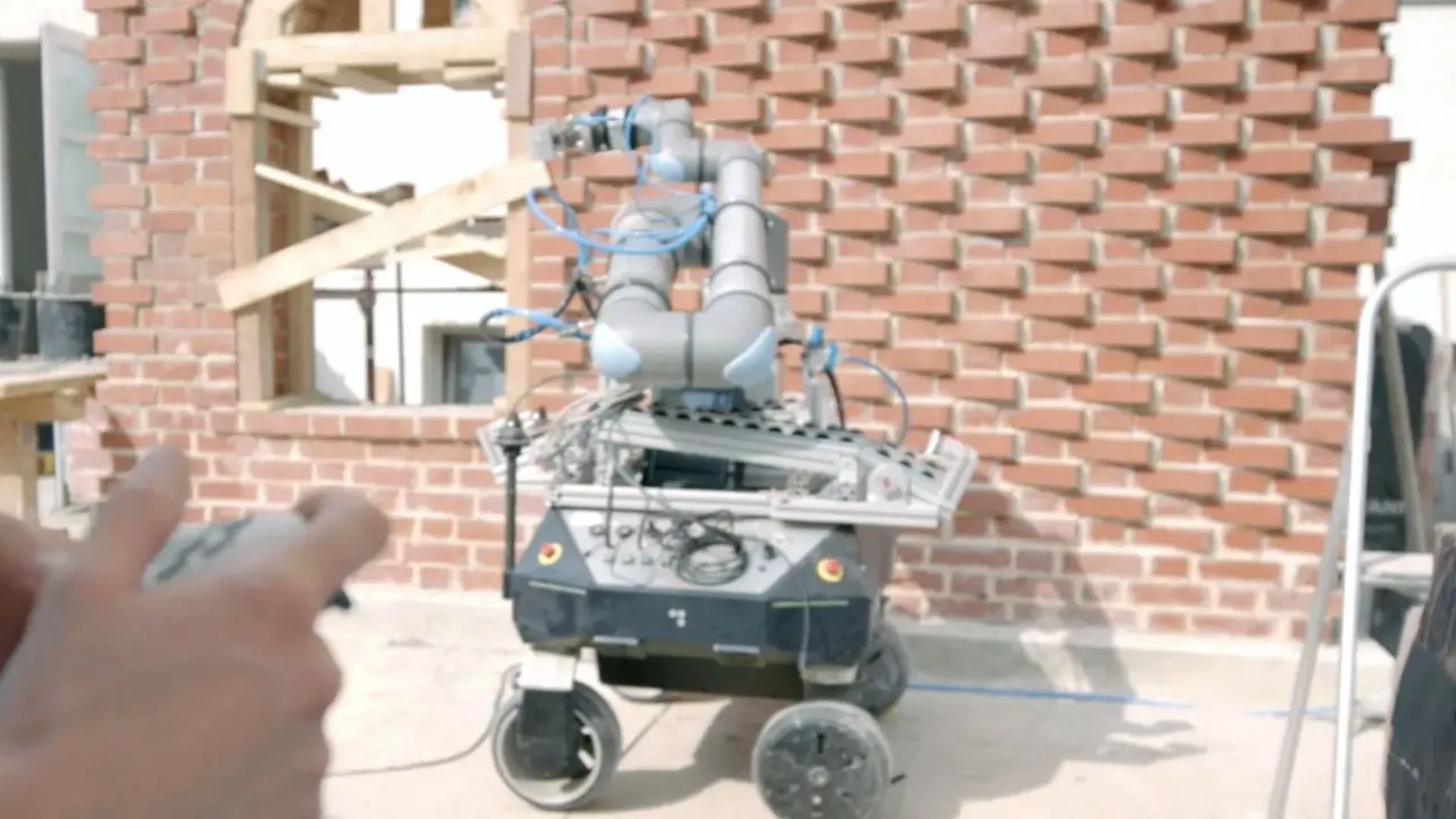 德國機器人在工地上協助人類建造牆壁