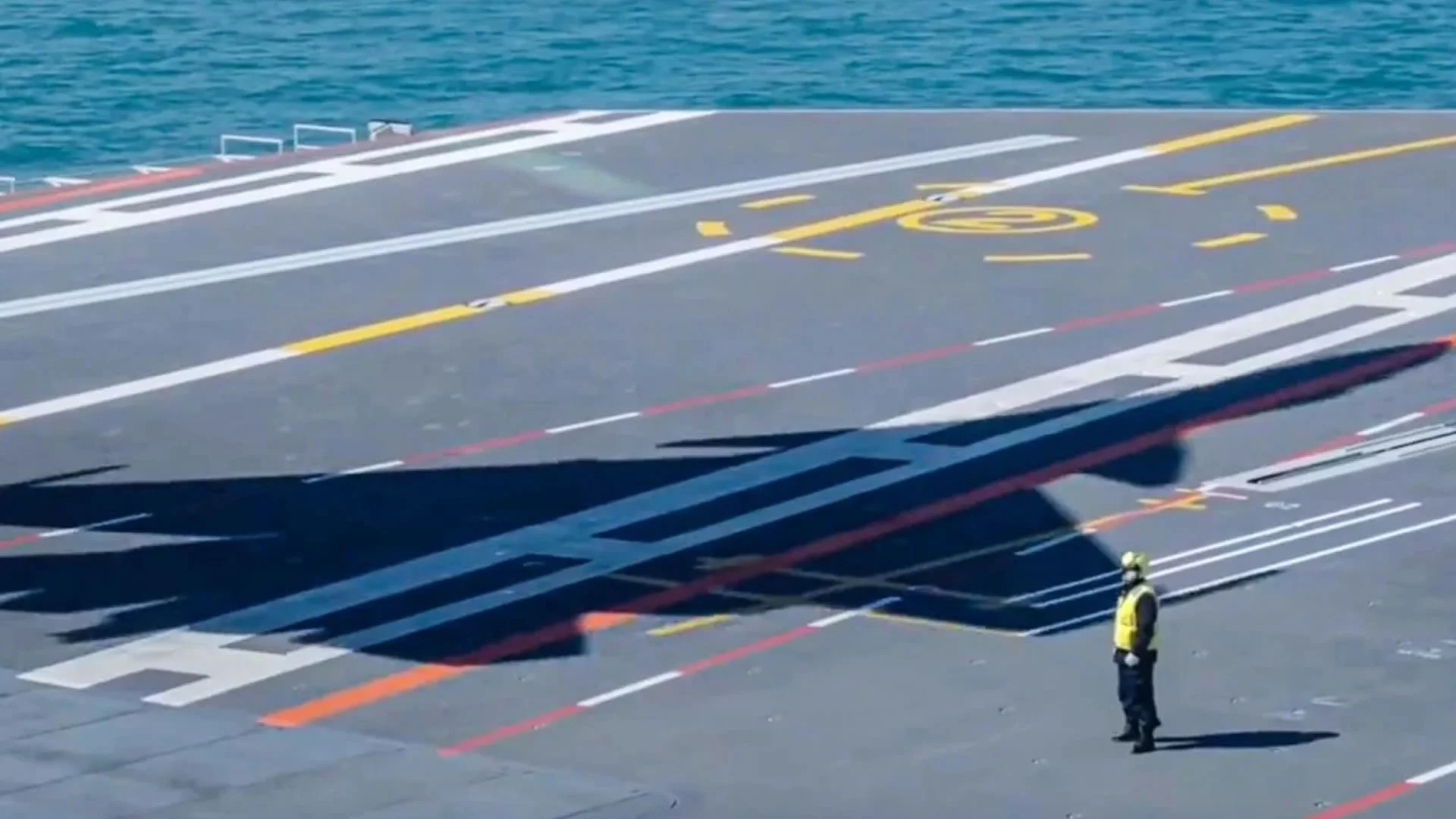 福建航母首度以彈射器發動戰機