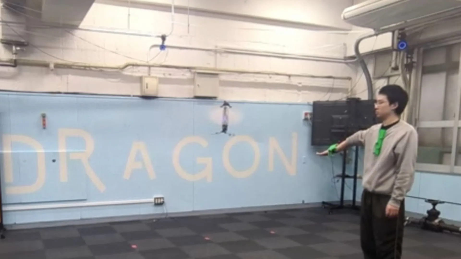 日本團隊研發類似隼的無人機，輕柔降落於掌心