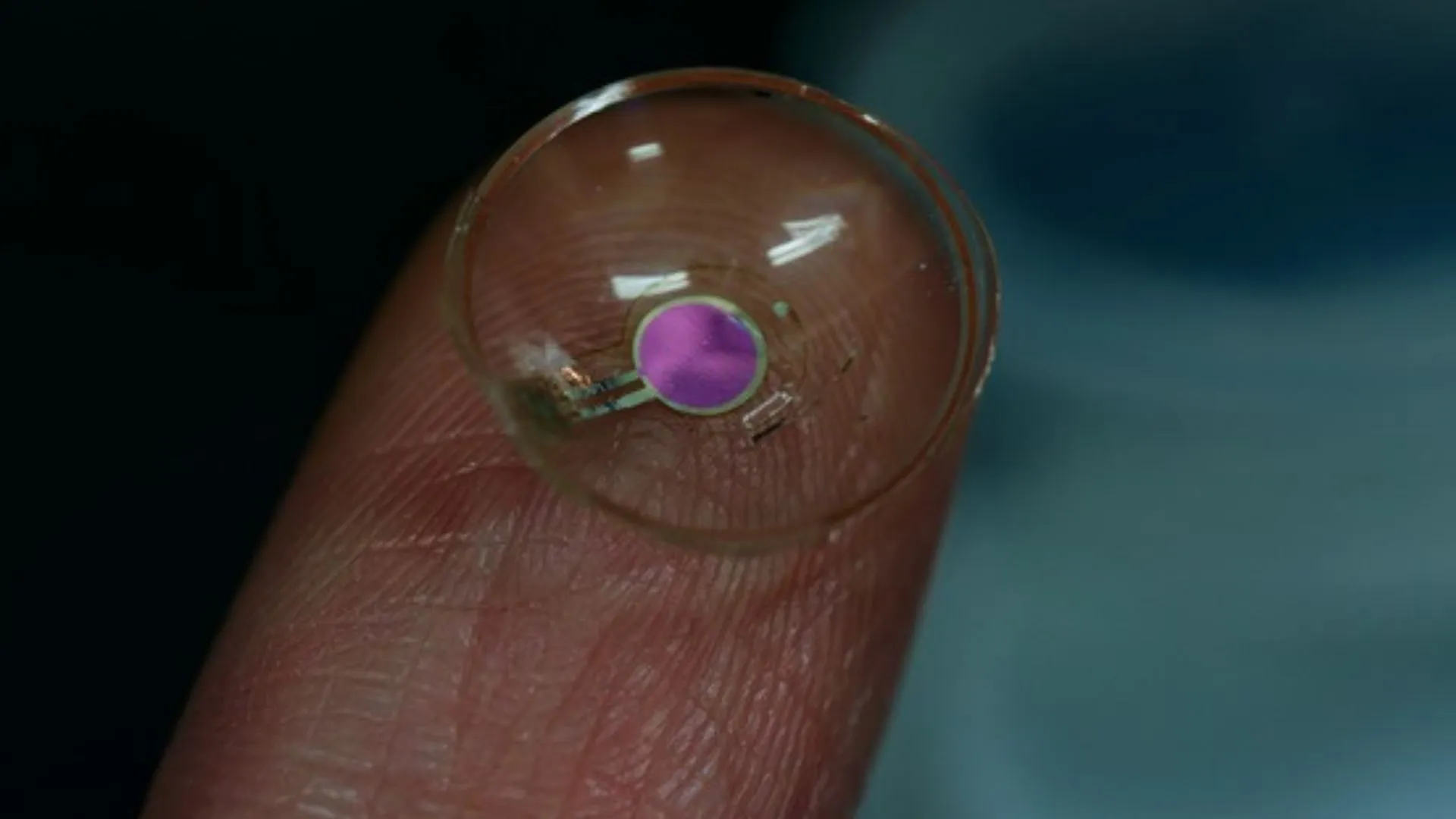 韓國推出全球首款無線 OLED 隱形眼鏡進行眼科檢測