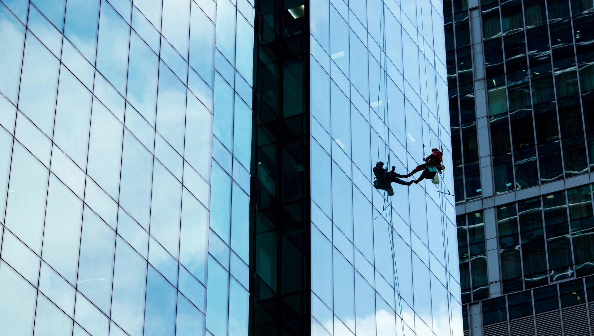 中國自潔玻璃利用電場去除灰塵