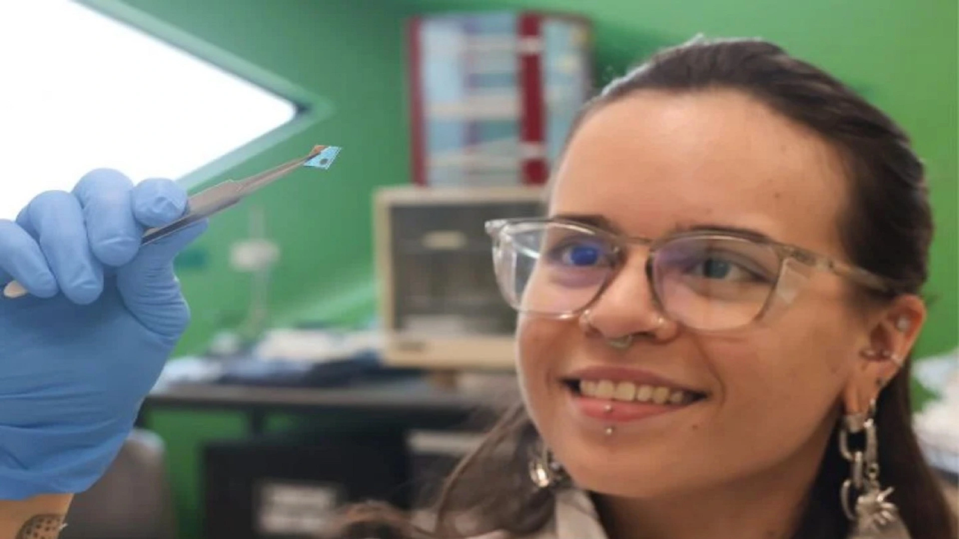 新型護膚酸為可穿戴設備帶來金屬感透明薄膜