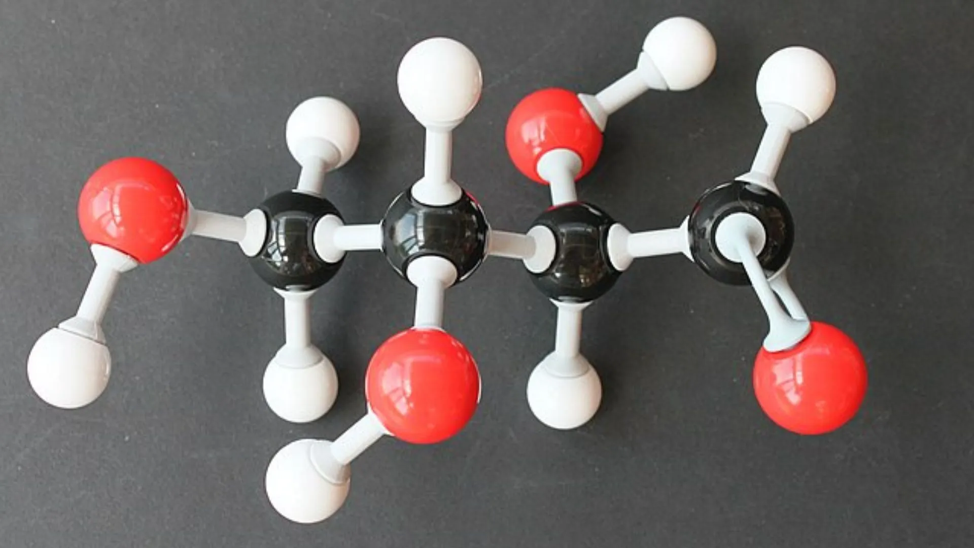 分子如何引導電子，促進更安全的藥物研發