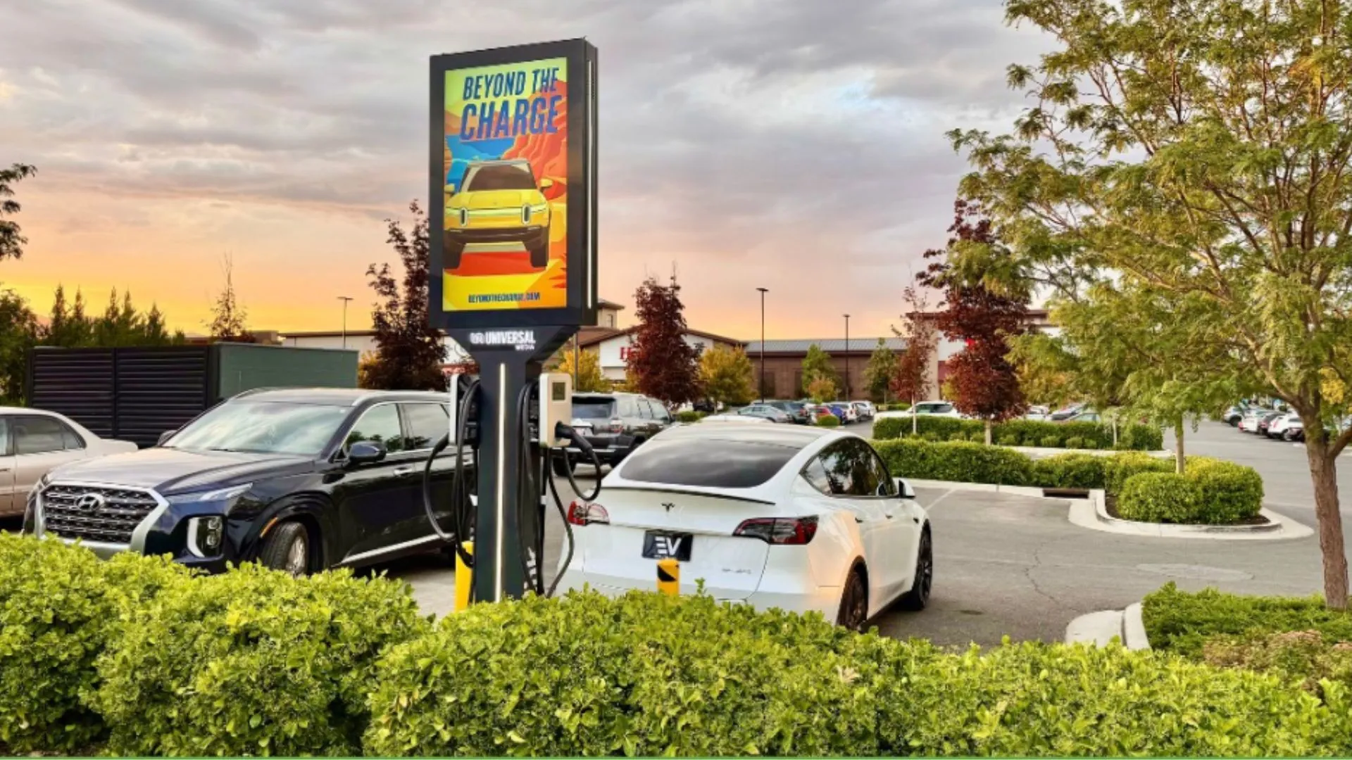 ‘EV Totem’ 結合電動車充電與數碼廣告牌