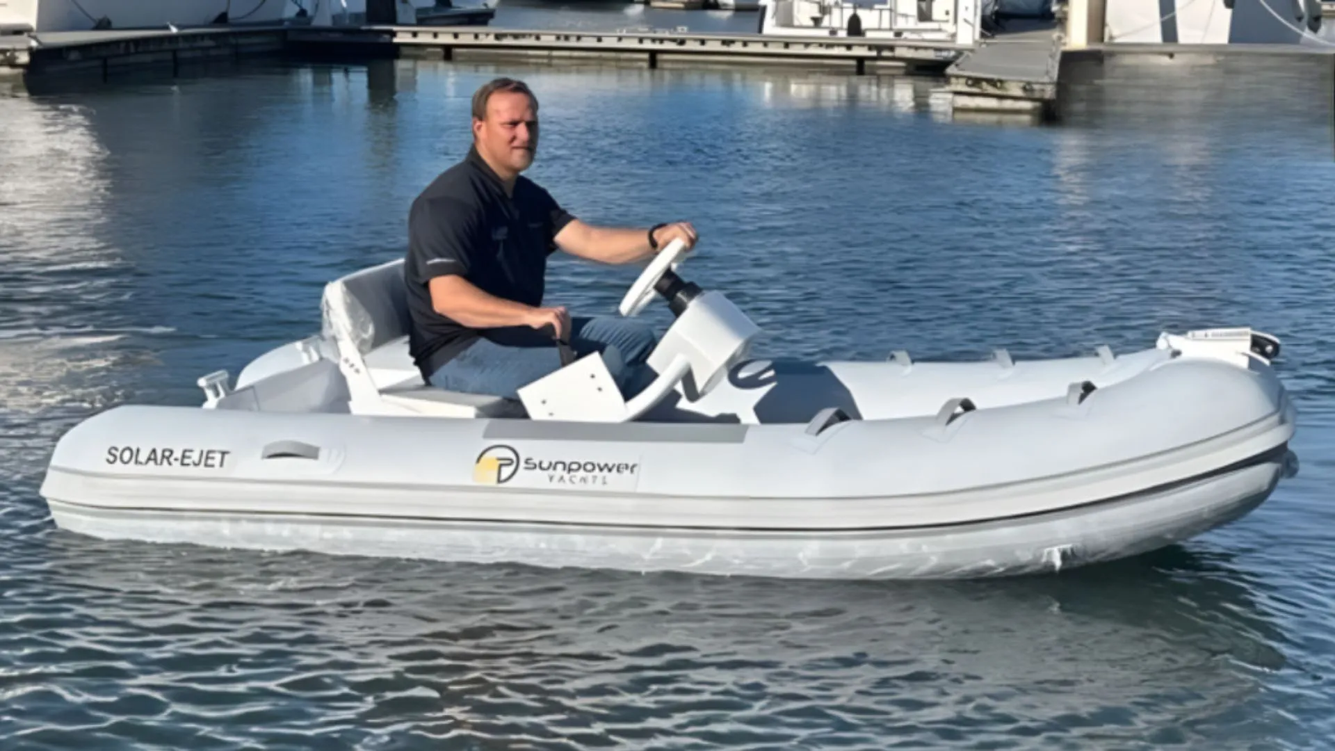 首款自充電船隻利用太陽能技術發佈