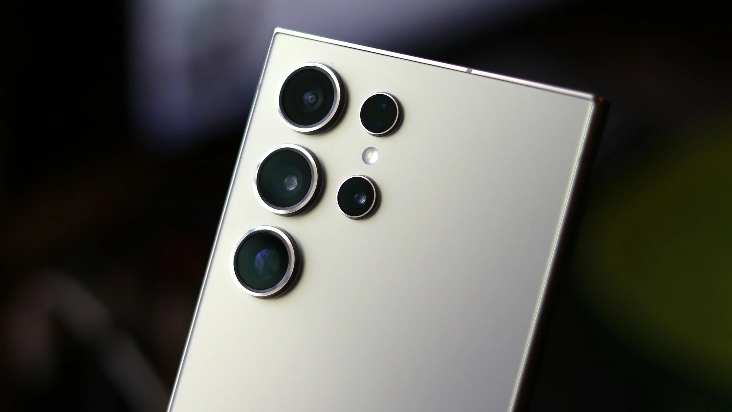 Samsung Galaxy S24 獲得第五個 One UI 8 測試版本更新，修復紫色月亮問題