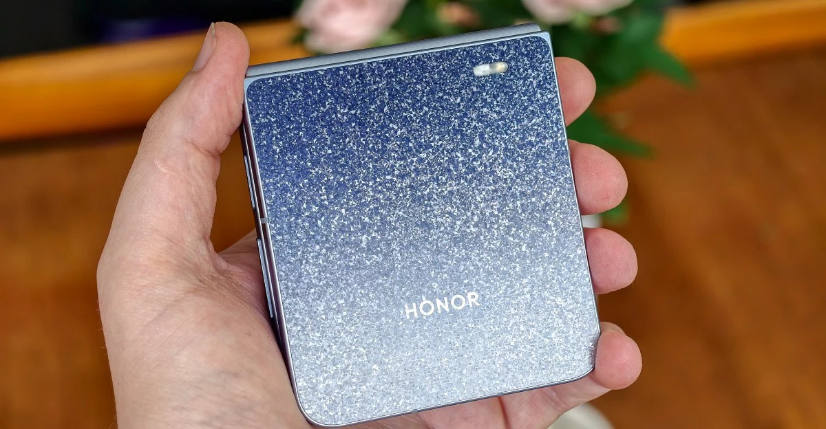 Honor 發佈全新翻蓋手機，搭配 Jimmy Choo 時尚設計