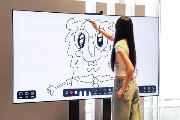 華為推出首款MateTV 具備多指懸浮觸控技術及AI生物識別功能