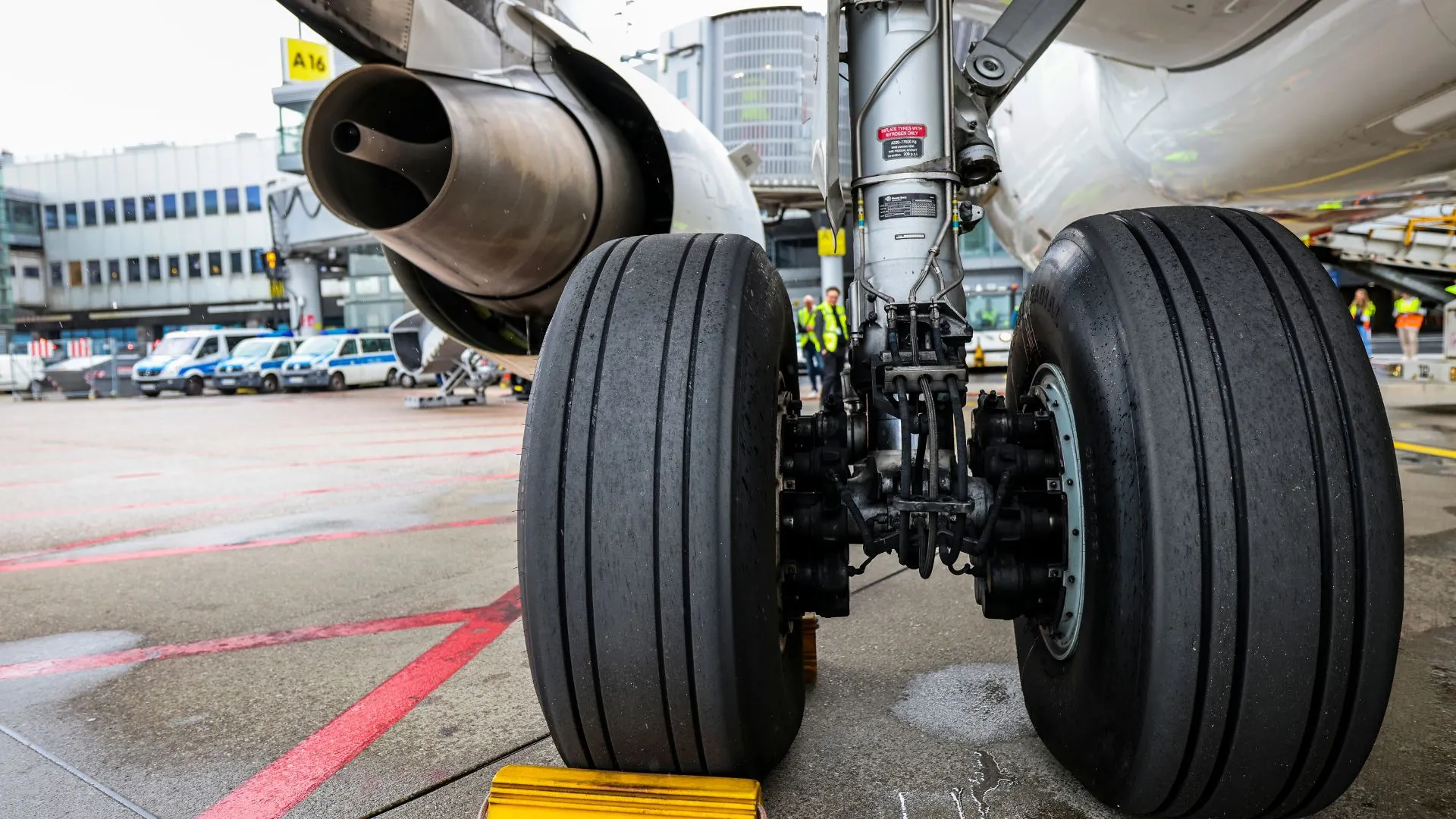 阿富汗 13 歲男孩在飛機起落架中存活 2 小時飛行