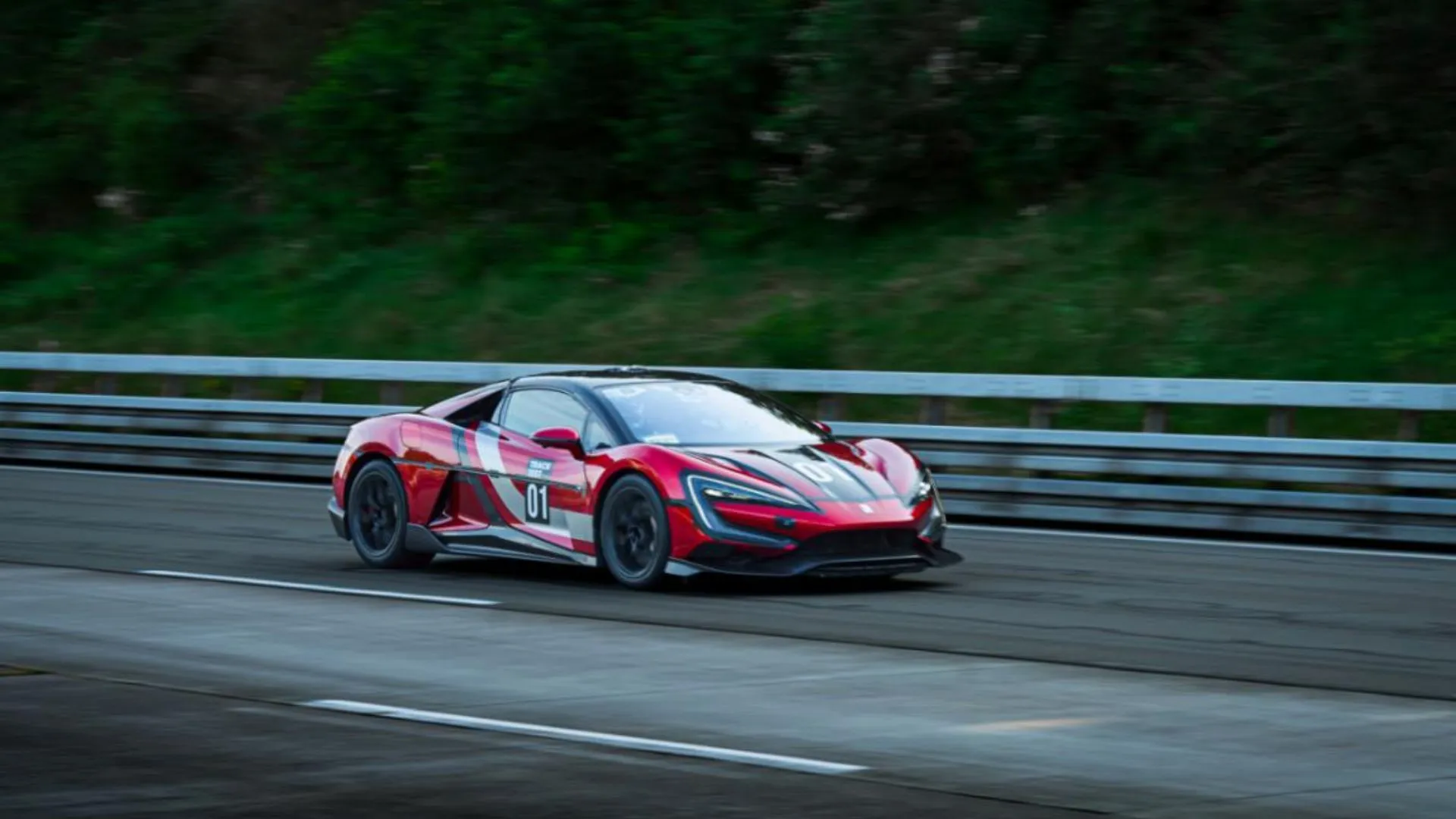 BYD 電動超跑達到 308 英里每小時，創下新的電動車生產紀錄